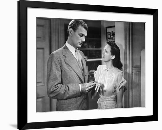 SHADOW OF A DOUBT, 1943 directed by ALFRED HITCHCOCK Joseph Cotten / Teresa Wright (b/w photo)-null-Framed Photo