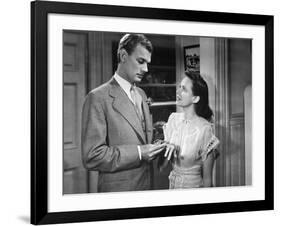 SHADOW OF A DOUBT, 1943 directed by ALFRED HITCHCOCK Joseph Cotten / Teresa Wright (b/w photo)-null-Framed Photo