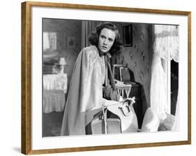 SHADOW OF A DOUBT, 1943 directed by ALFRED HITCHCOCK Teresa Wright (b/w photo)-null-Framed Photo