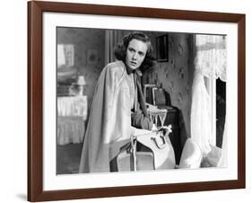 SHADOW OF A DOUBT, 1943 directed by ALFRED HITCHCOCK Teresa Wright (b/w photo)-null-Framed Photo