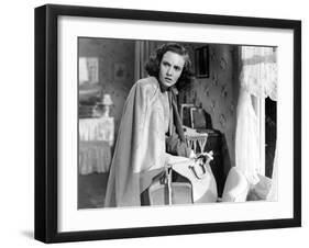 SHADOW OF A DOUBT, 1943 directed by ALFRED HITCHCOCK Teresa Wright (b/w photo)-null-Framed Photo
