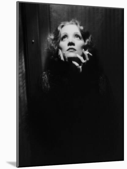 Shanghai Express, Marlene Dietrich, Directed by Josef Von Sternberg, 1932-null-Mounted Photo