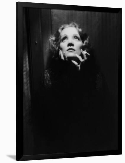 Shanghai Express, Marlene Dietrich, Directed by Josef Von Sternberg, 1932-null-Framed Photo