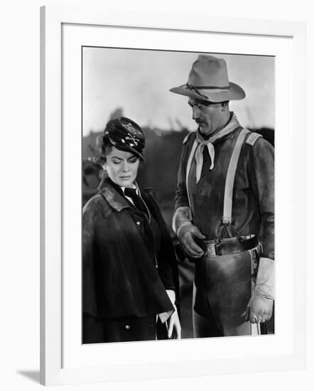 SHE WORE A YELLOW RIBBON, 1949 directed by JOHN FORD Joanne Dru and John Wayne (b/w photo)-null-Framed Photo