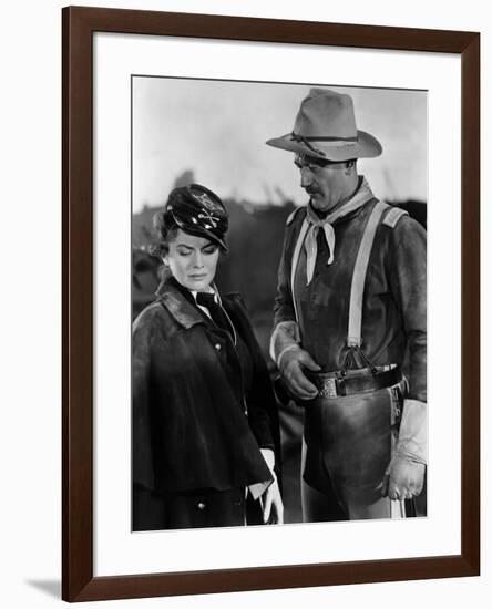 SHE WORE A YELLOW RIBBON, 1949 directed by JOHN FORD Joanne Dru and John Wayne (b/w photo)-null-Framed Photo