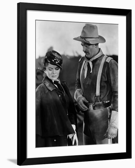 SHE WORE A YELLOW RIBBON, 1949 directed by JOHN FORD Joanne Dru and John Wayne (b/w photo)-null-Framed Photo