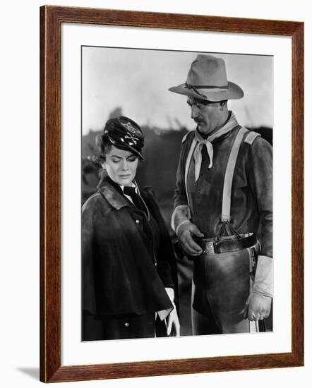 SHE WORE A YELLOW RIBBON, 1949 directed by JOHN FORD Joanne Dru and John Wayne (b/w photo)-null-Framed Photo