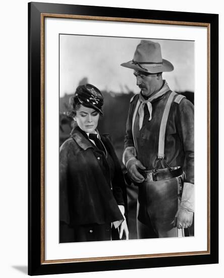 SHE WORE A YELLOW RIBBON, 1949 directed by JOHN FORD Joanne Dru and John Wayne (b/w photo)-null-Framed Photo