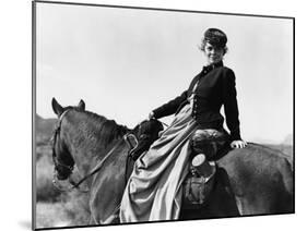 SHE WORE A YELLOW RIBBON, 1949 directed by JOHN FORD Joanne Dru (b/w photo)-null-Mounted Photo