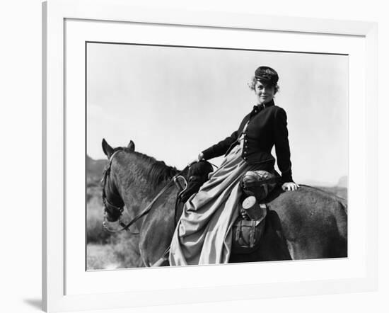 SHE WORE A YELLOW RIBBON, 1949 directed by JOHN FORD Joanne Dru (b/w photo)-null-Framed Photo