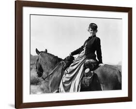 SHE WORE A YELLOW RIBBON, 1949 directed by JOHN FORD Joanne Dru (b/w photo)-null-Framed Photo