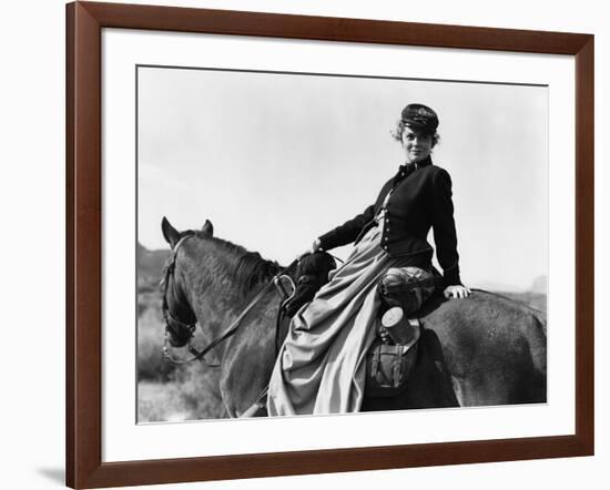 SHE WORE A YELLOW RIBBON, 1949 directed by JOHN FORD Joanne Dru (b/w photo)-null-Framed Photo