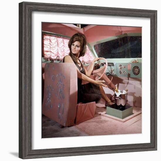 Shoot Loud, Louder... I Don't Understand De Eduardo D Filippo Avec Raquel Welch, 1966-null-Framed Photo