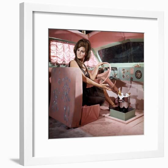 Shoot Loud, Louder... I Don't Understand De Eduardo D Filippo Avec Raquel Welch, 1966-null-Framed Photo