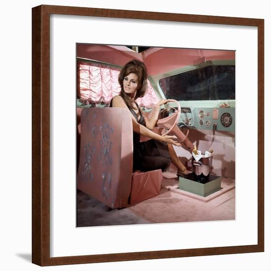 Shoot Loud, Louder... I Don't Understand De Eduardo D Filippo Avec Raquel Welch, 1966-null-Framed Photo