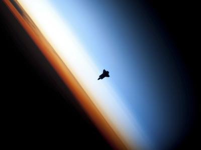 https://imgc.allpostersimages.com/img/posters/silhouette-of-space-shuttle-endeavour-over-earth-s-colorful-horizon_u-L-PC2LPA0.jpg?artPerspective=n
