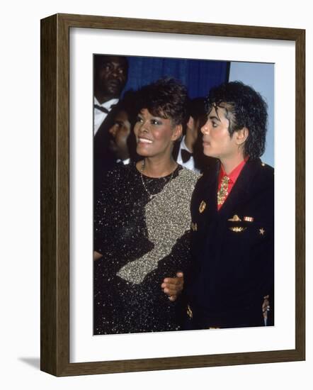 Singers Dionne Warwick and Michael Jackson at the Grammy Awards-null-Framed Premium Photographic Print