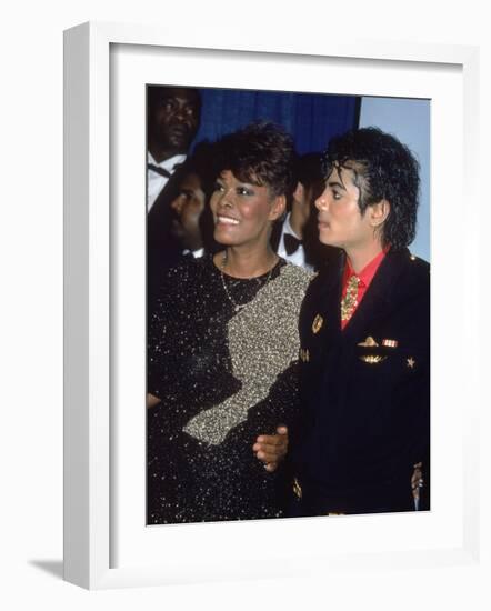 Singers Dionne Warwick and Michael Jackson at the Grammy Awards-null-Framed Premium Photographic Print