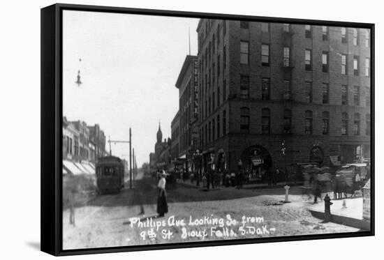 Sioux Falls, South Dakota - Southern View down Phillips Ave from 9th Street-Lantern Press-Framed Stretched Canvas