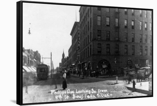 Sioux Falls, South Dakota - Southern View down Phillips Ave from 9th Street-Lantern Press-Framed Stretched Canvas