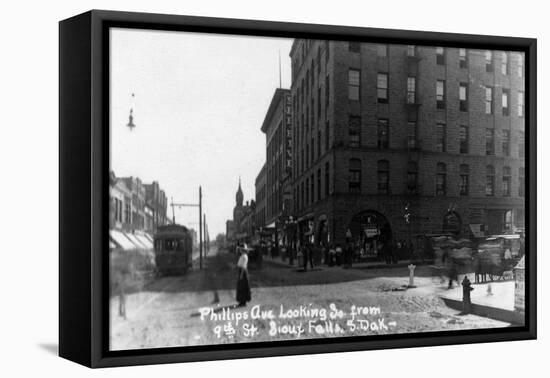 Sioux Falls, South Dakota - Southern View down Phillips Ave from 9th Street-Lantern Press-Framed Stretched Canvas