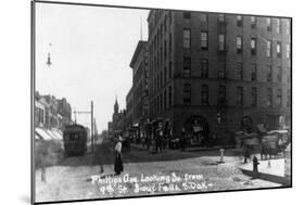 Sioux Falls, South Dakota - Southern View down Phillips Ave from 9th Street-Lantern Press-Mounted Art Print