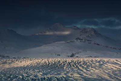 https://imgc.allpostersimages.com/img/posters/skaftafellsjokull-glacier-with-a-mountain-during-a-dramatic-sunrise_u-L-Q135V6Q0.jpg?artPerspective=n