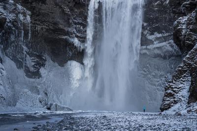 https://imgc.allpostersimages.com/img/posters/skogafoss-waterfall-in-southern-iceland_u-L-Q12WXWQ0.jpg?artPerspective=n