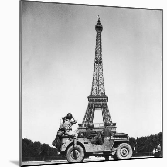 Soldiers of 4th US Infantry Division Looking at Eiffel Tower as They Liberate Capital City, WWII-John Downey-Mounted Premium Photographic Print