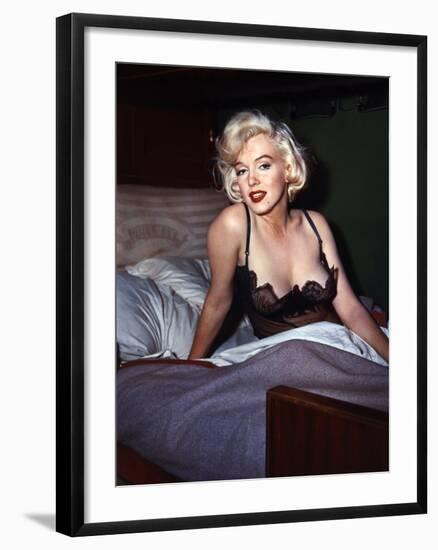 Some Like it Hot, Marilyn Monroe, Directed by Billy Wilder, 1959-null-Framed Photo