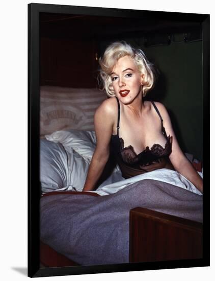 Some Like it Hot, Marilyn Monroe, Directed by Billy Wilder, 1959-null-Framed Photo