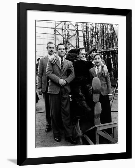 SON OF FRANKENSTE 1939 directed by ROWLAND V. LEE On the set, Boris Karloff (b/w photo)-null-Framed Photo