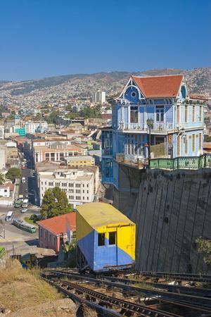 https://imgc.allpostersimages.com/img/posters/south-america-chile-pacific-coast-valparaiso-harbour-funicular-railway-lookout_u-L-Q11WEIF0.jpg?artPerspective=n
