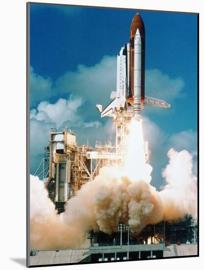 Space Shuttle Discovery 1988-null-Mounted Photographic Print