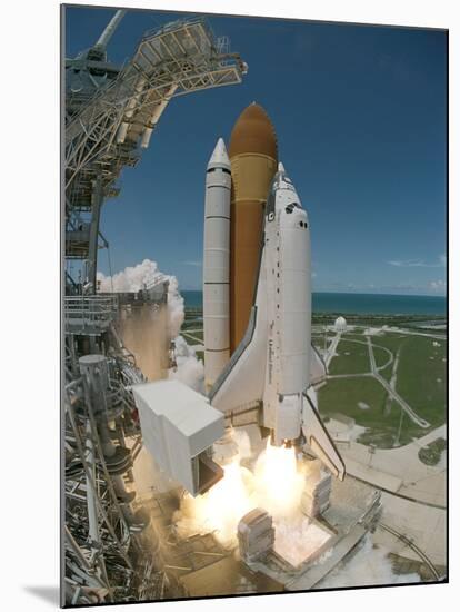 Space Shuttle Discovery-Stocktrek Images-Mounted Photographic Print