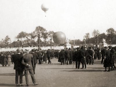 https://imgc.allpostersimages.com/img/posters/spectators-at-an-airshow-in-bautzen-germany-1922_u-L-PPYP910.jpg?artPerspective=n