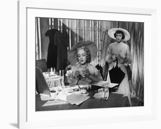 STAGE FRIGHT, 1950 directed by ALFRED HITCHCOCK Marlene Dietrich / Jane Wyman (b/w photo)-null-Framed Photo