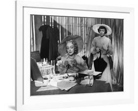 STAGE FRIGHT, 1950 directed by ALFRED HITCHCOCK Marlene Dietrich / Jane Wyman (b/w photo)-null-Framed Photo