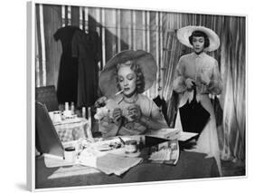 STAGE FRIGHT, 1950 directed by ALFRED HITCHCOCK Marlene Dietrich / Jane Wyman (b/w photo)-null-Framed Photo