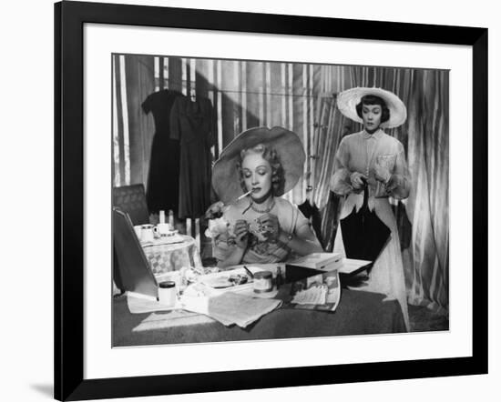 STAGE FRIGHT, 1950 directed by ALFRED HITCHCOCK Marlene Dietrich / Jane Wyman (b/w photo)-null-Framed Photo