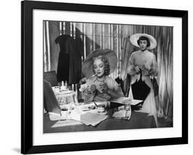 STAGE FRIGHT, 1950 directed by ALFRED HITCHCOCK Marlene Dietrich / Jane Wyman (b/w photo)-null-Framed Photo