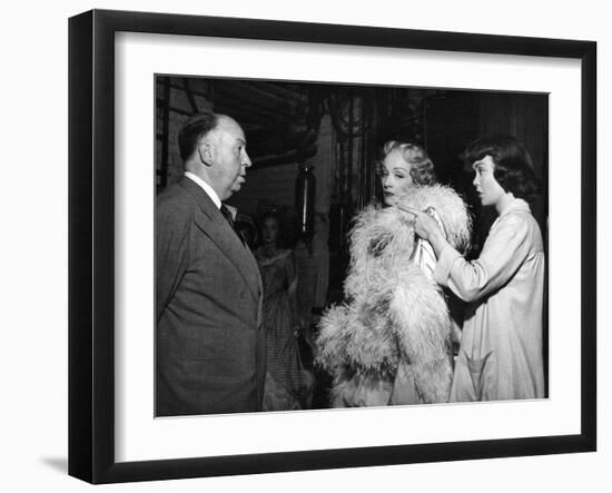 STAGE FRIGHT, 1950 directed by ALFRED HITCHCOCK On the set, Alfred Hitchcock, Marlene Dietrich and -null-Framed Photo