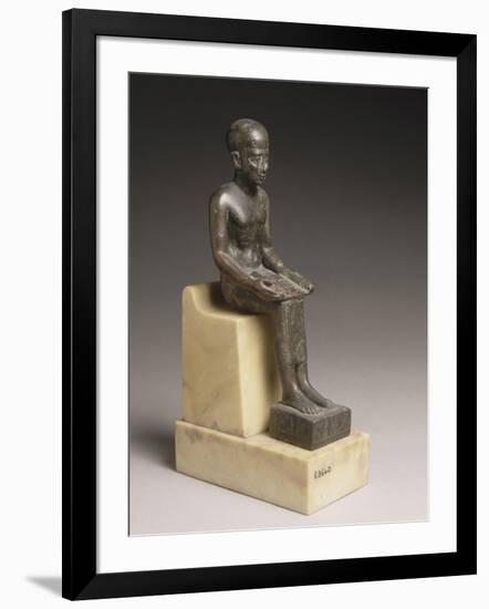 Statuette d'Imhotep, architecte et ministre de Djoser, portant une dédicace de Poumeh, fils de-null-Framed Giclee Print
