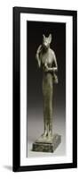 statuette de la déesse Bastet tenant le panier, l'égide et le sistre-null-Framed Giclee Print