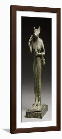 statuette de la déesse Bastet tenant le panier, l'égide et le sistre-null-Framed Premium Giclee Print