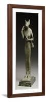 statuette de la déesse Bastet tenant le panier, l'égide et le sistre-null-Framed Premium Giclee Print