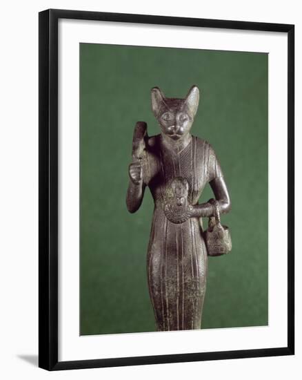 statuette de la déesse Bastet tenant le panier, l'égide et le sistre-null-Framed Giclee Print