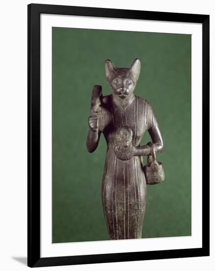 statuette de la déesse Bastet tenant le panier, l'égide et le sistre-null-Framed Premium Giclee Print