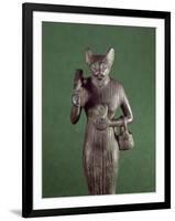 statuette de la déesse Bastet tenant le panier, l'égide et le sistre-null-Framed Giclee Print