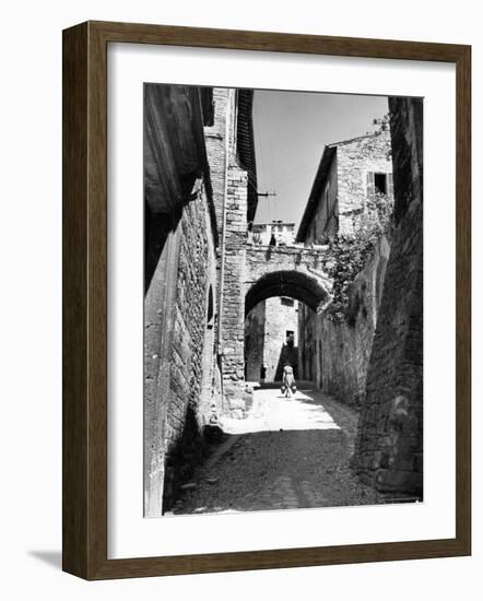 Street in Assisi-Alfred Eisenstaedt-Framed Photographic Print